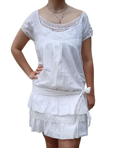 Vestido branco com detalhes em renda Costume