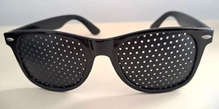 Óculos Pinhole, tem como objetivo favorecer o exercício visual espontâneo