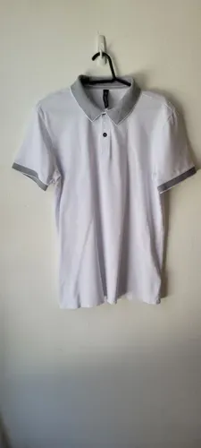 Camisa Polo em algodão.