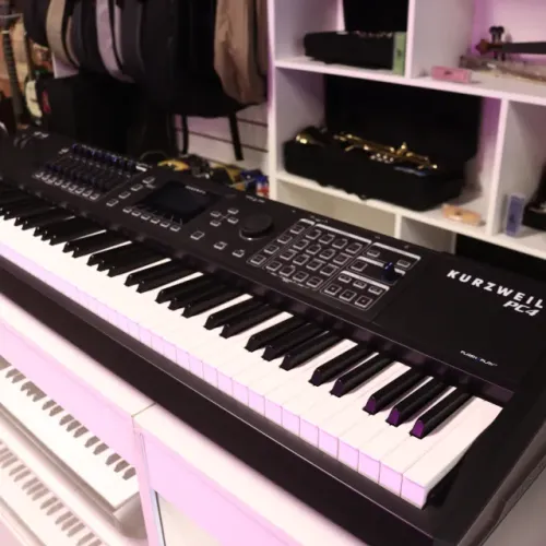 Teclado Sintetizador Kurzweil PC4 com 88 Teclas 256 Vozes