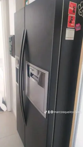 Envelopamento geladeira móvel e vidros