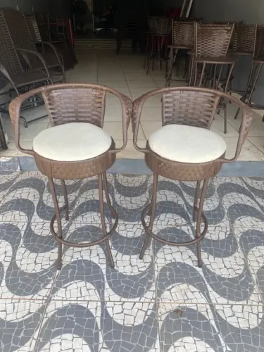 Banquetas em fibra sintética com assento acolchoado
