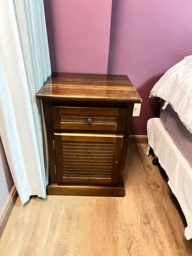 Criado mudo de madeira com detalhes em rattan