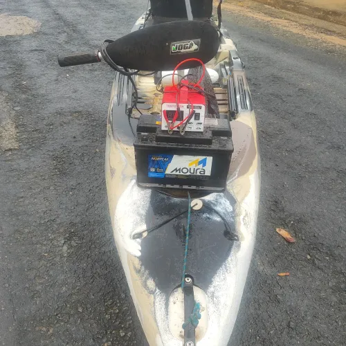 Caiaque caiman 125 completo , motor 54 lbs , bateria usadas 3 vezes , carregador, remo
