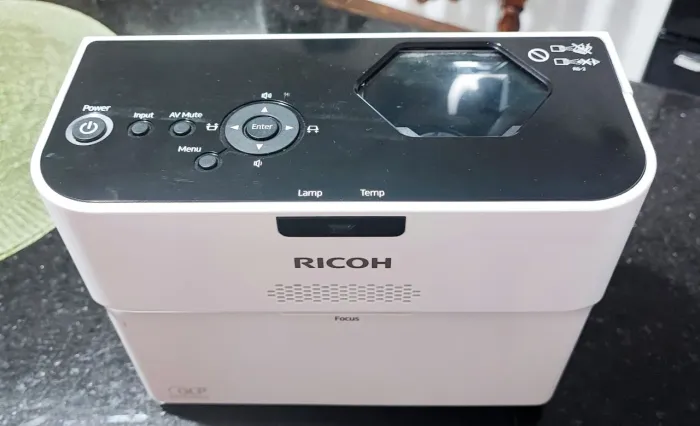 Projetor Ricoh WX4152N ultracurta distância