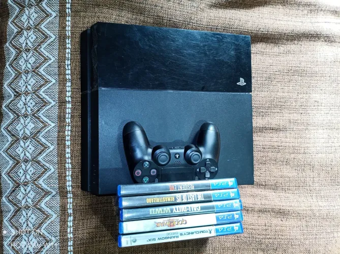 PlayStation 4 Fat com jogos.