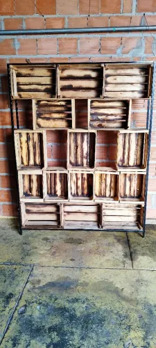 Armário de madeira rústico