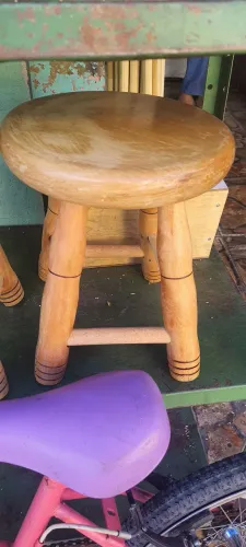 Banquinho de madeira