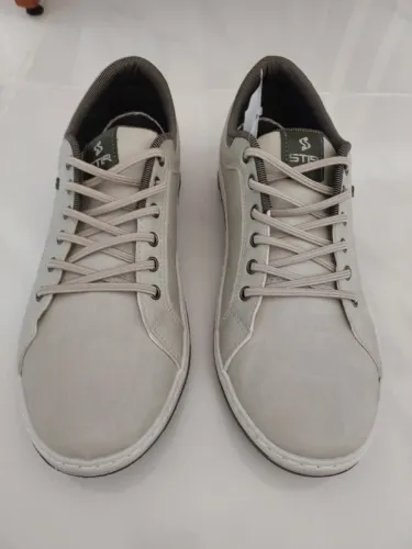 Tênis casual, masculino, tamanho 41/42, cor bege.