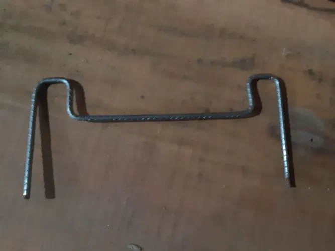 Ecogrampo para prender madeiramento de vigas.