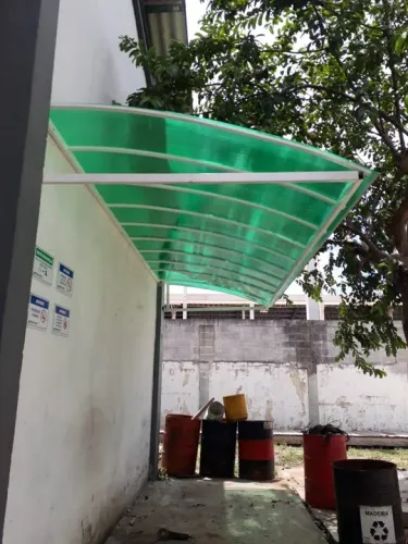 Cobertura de policarbonato para área externa