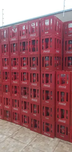 Vende-se caixas Coca Cola 2 litros Retornável (Vasilhames e caixas)