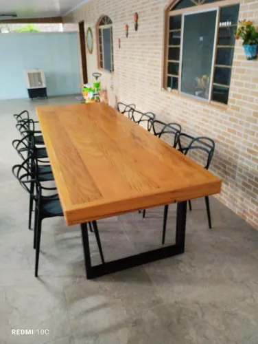 Mesa de Jantar em Madeira com Design Moderno