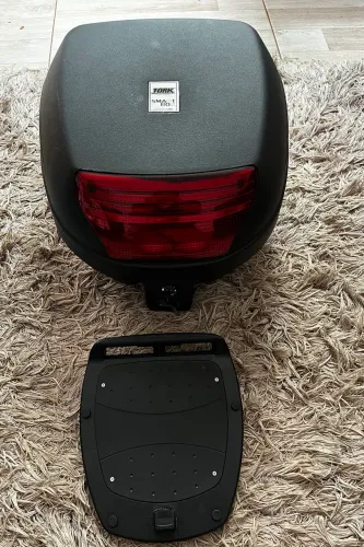 Baú para moto 28 litros com bagageiro