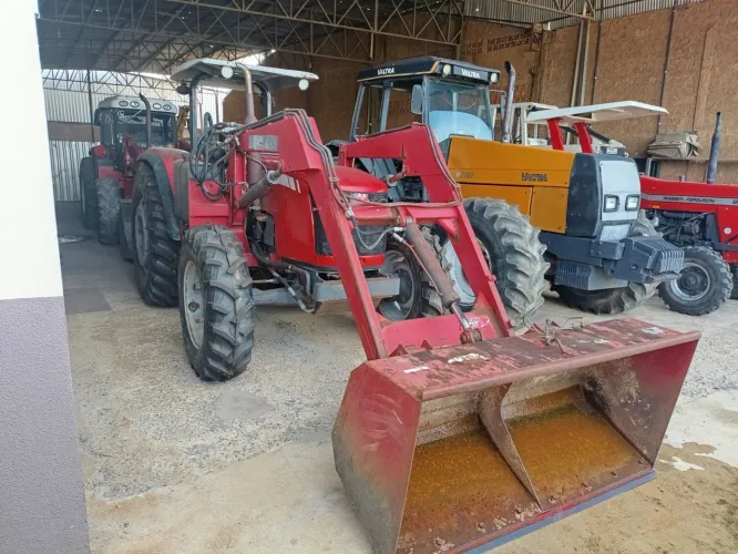 Trator Massey Ferguson 4283 ano 2012 com lâmina e concha em Ariquemes