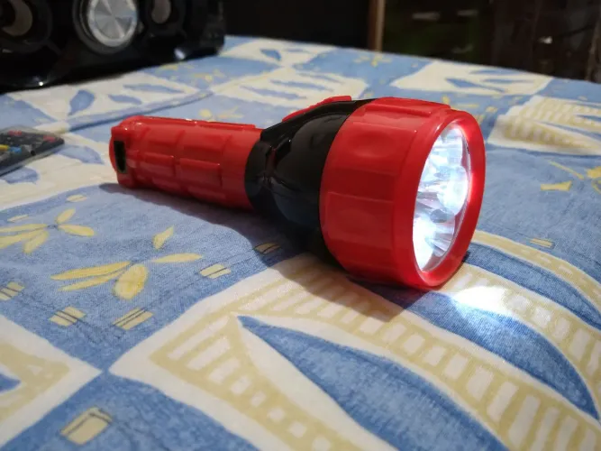 Lanterna LED Vermelha Potente e Durável
