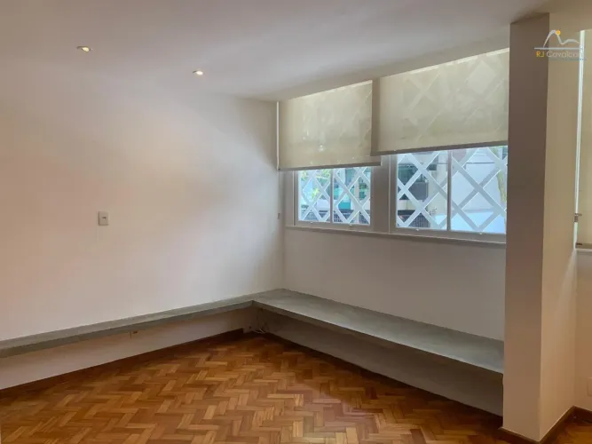 Leblon - Quadríssima da Praia - Oportunidade Única - Charmoso Apto Terreo