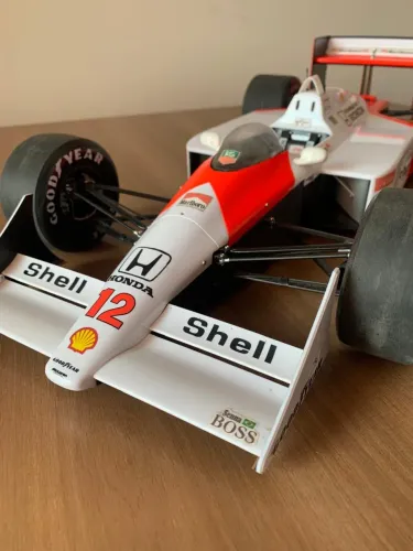 Miniatura Formula 1 Carro Ayrton Senna McLaren MP4/4 1988 - escala 1/8 Kyosho