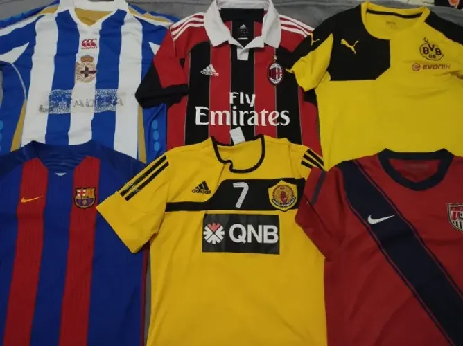 Oportunidade! Camisas Oficiais Internacionais tamanhos P. Valores: de 119,00 a 169,00. 