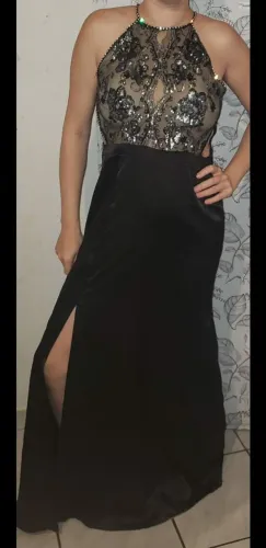 Vestido longo de festa com detalhe brilhante e fenda