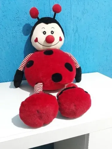 Pelúcia joaninha vermelha