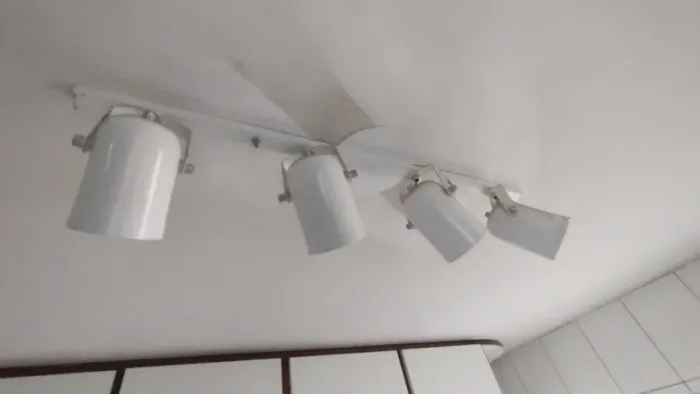 Trilho de iluminação branco, com 4 spots de LED
