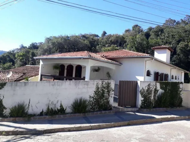 Casa à venda- Estância Suiça - Serra Negra/SP