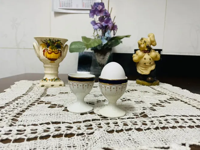 Porta Ovos de Porcelana com Detalhes Dourados