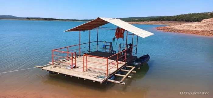 Pier flutuante em 3 Marias 