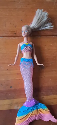 Boneca barbie sereia detalhes.