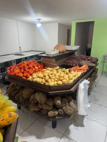 EXPOSITORES DE FRUTAS E VERDURAS