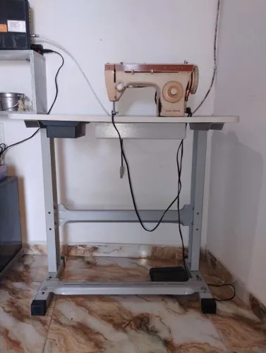 Máquina de costura + bancada