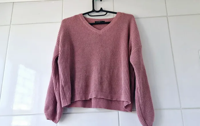 Suéter rosa de tricô com decote em V tamanho M
