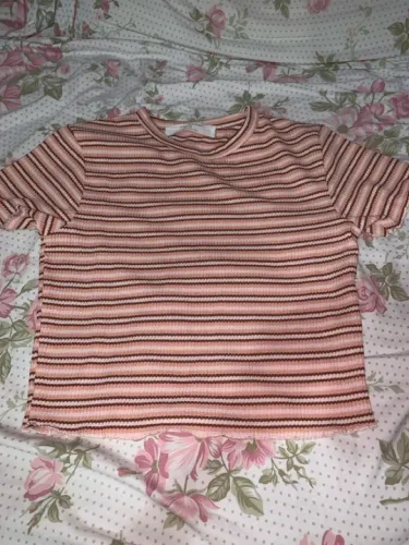 Camiseta listrada rosa cropped tamanho P