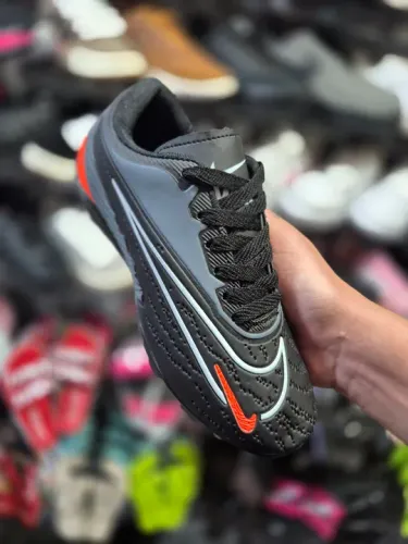 Chuteira de Futebol Nike - Tamanho 40