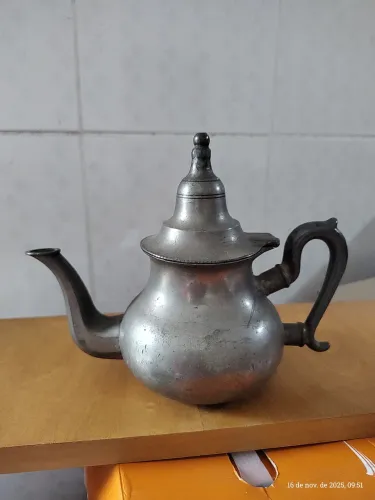 Bule antigo de estanho