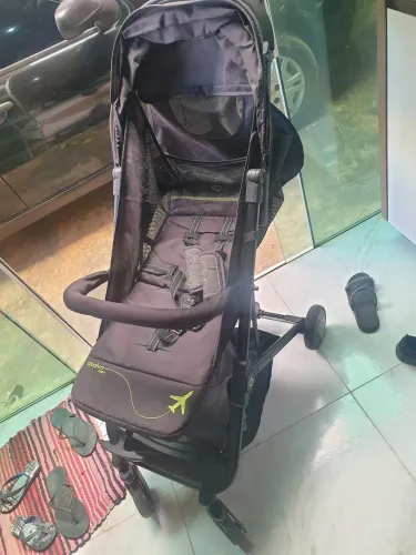 Carrinho de bebe para avião.