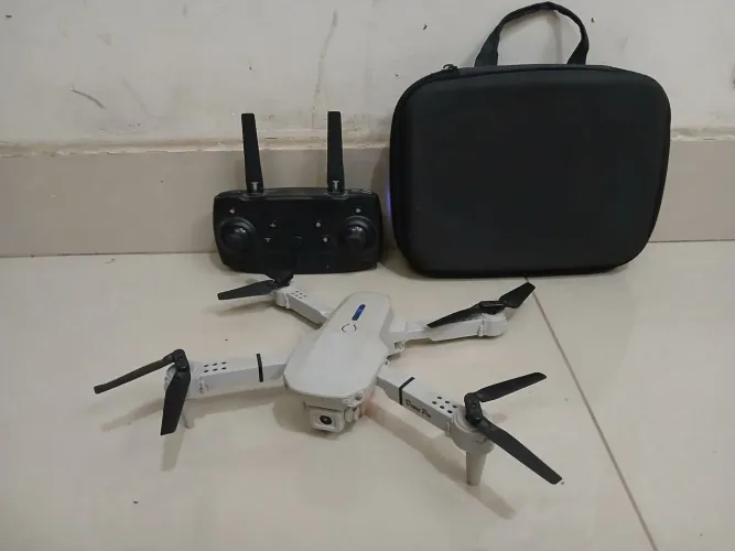 Vendo drone (DE BRINQUEDO) ótimo para se divertir com as crianças, ele faz manobras