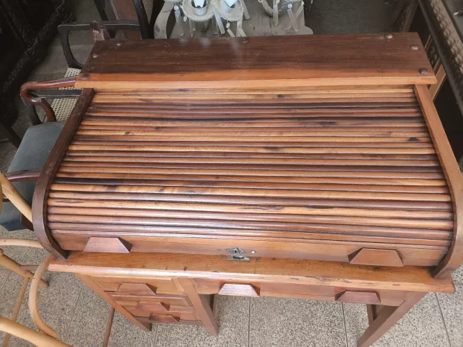 Escrivaninha de madeira com tampo de rolos