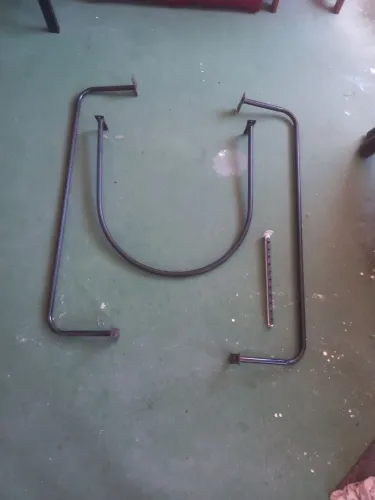 2 trilhos retangular para cabides, 2 prateleiras grandes, 1 trilho oval para cortina.
