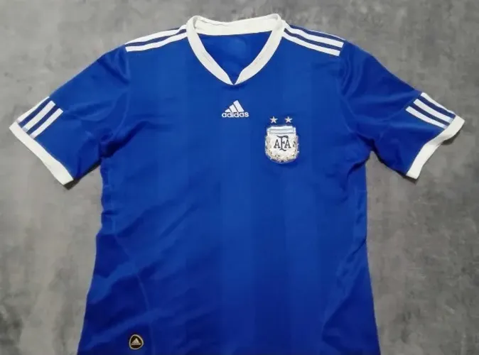 Camisa Oficial Argentina Adidas 2010, tamanho M (54x70cm).