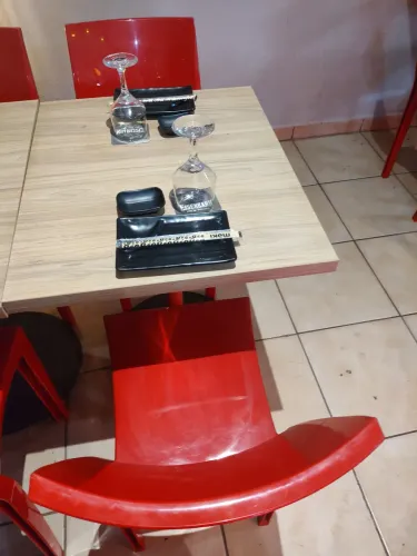 Conjunto de mesa com 2 cadeiras para restaurante ou lanchonete