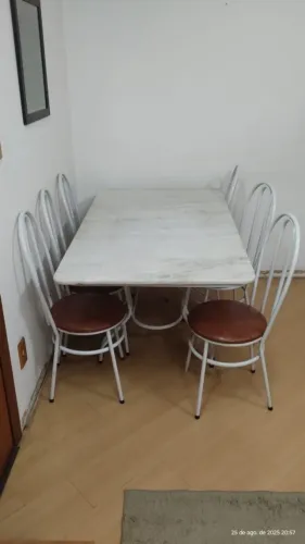 Mesa de jantar com tampo de mármore e cadeiras