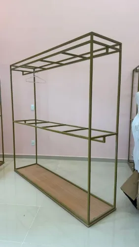 Araras para loja de roupas