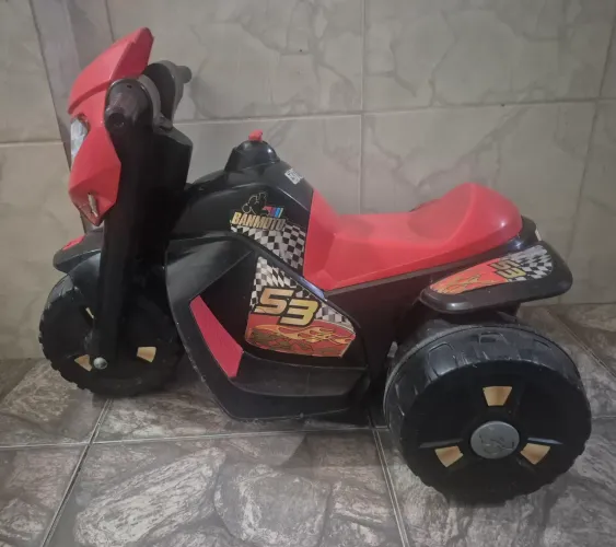 Triciclo elétrico infantil
