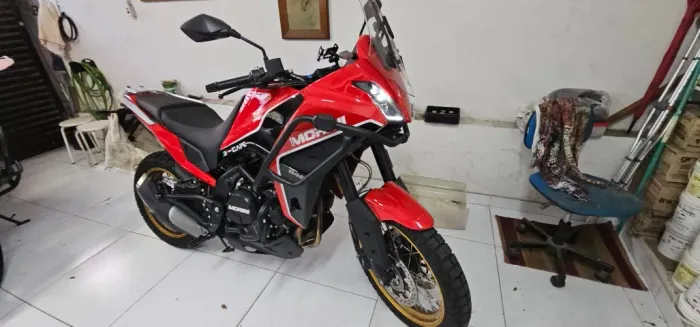Motomorini X-Cape SPOKE GOLD EDITION 650 2026 + Mata Cachorro + Chapa para Baú