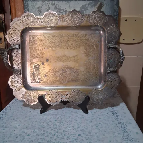 Bandeja metal retangular, borda rendada,linda e nada amassado ou bicado.