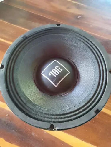 Estrutura pra médio de 8 polegadas e duas cornetas acompanha médio de 8 da jbl