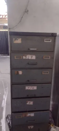 Vendo armário de arquivo com 07 gavetas em bom estado