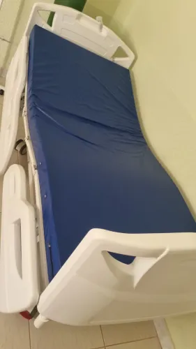 Vendo cama hospitalar bem conservada. 